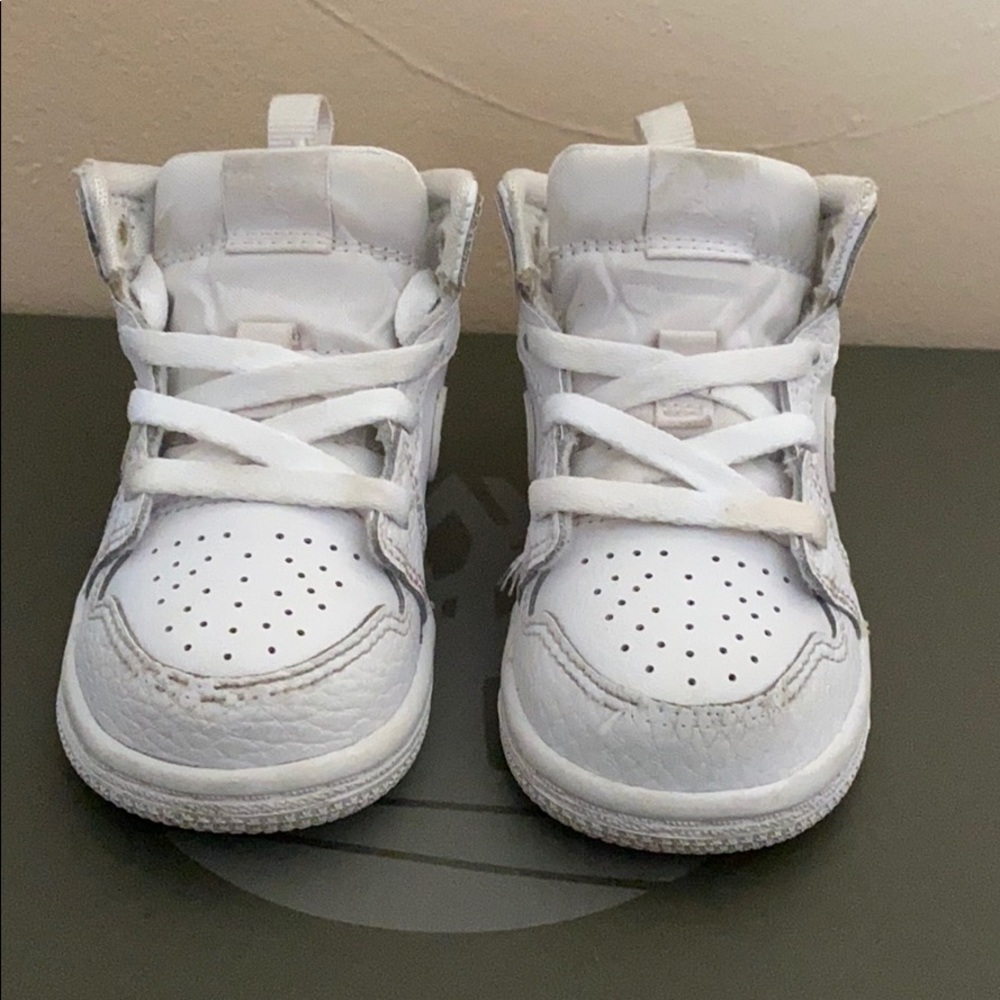Nike air Jordan 1s all white